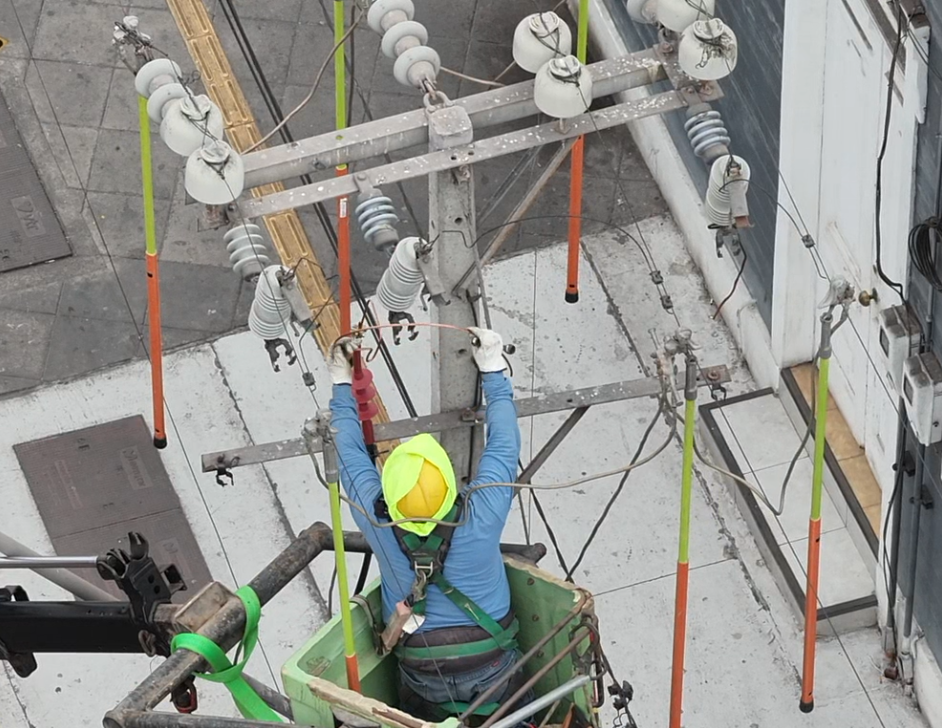 Trabajo eléctrico aéreo realizado en el Teatro Municipal